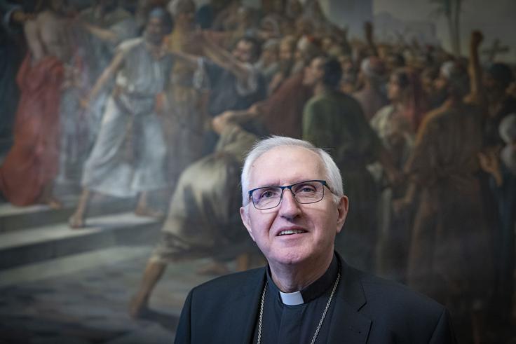 "Bog ni nikoli naredil križa čez človeka, nad njim nikoli ne obupa, ampak vztrajno zaupa, mu prihaja naproti in ga rešuje iz vseh mogočih položajev, v katere zabrede sam ali pa ga vanje potegne življenje. Cerkev odpira to razsežnost upanja, ki ga temu svetu odpira in podarja Bog." | Foto: Ana Kovač