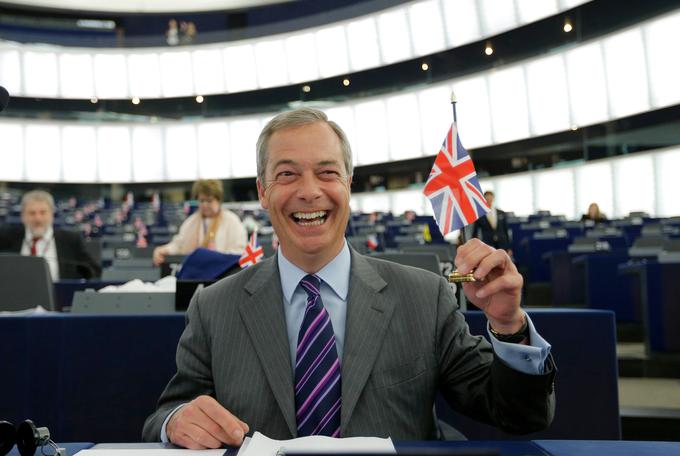 Nigel Farage je glavni obraz britanskih evroskeptikov. Pred referendumom o brexitu je bil član in nekaj časa tudi vodja Stranke za neodvisnost Velike Britanije. Na njeni listi je tudi postal evroposlanec. Po referendumu je zapustil stranko. Leta 2018 je ustanovil Stranko za brexit, ki se je zavzemala za t. i. trdi brexit, torej za izstop iz EU brez sporazuma o izstopu. Maja 2019 je stranka zmagala na evropskih volitvah v Veliki Britaniji. Stranka se je pozneje preimenovala v Reformno stranko. Tej ankete letos napovedujejo tretje mesto. | Foto: Reuters