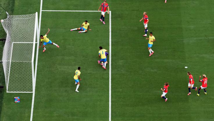 Norvežani so hitro zadeli, a je bil gol zaradi prepovedanega položaja na začetku akcije razveljavljen. | Foto: Reuters