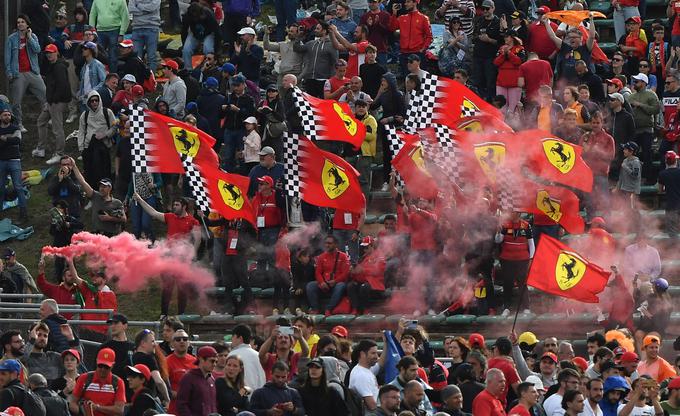 Že leta ni bilo takšne evforije Ferrarijevih navijačev. A Leclerc v soboto ni zmagal. | Foto: Reuters