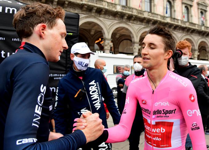 Jai Hindley čestita Hartu, ki mu je v Milanu slekel rožnato majico. | Foto: LaPresse