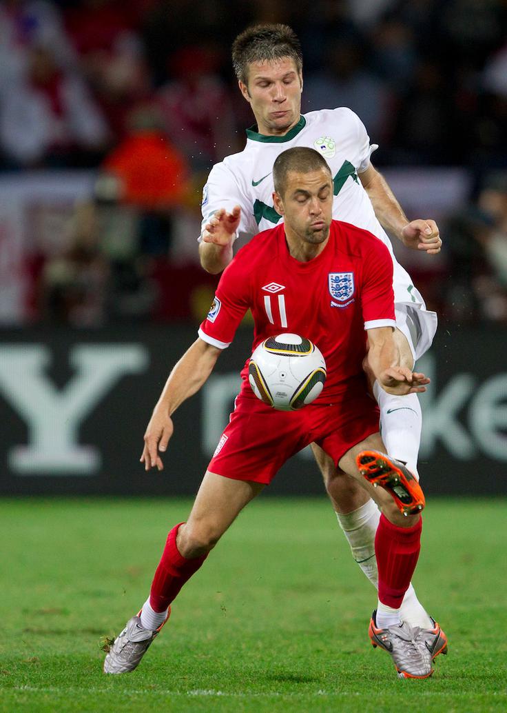 Tako sta se na SP 2010 za žogo borila Cesar in Anglež Joe Cole. | Foto: Vid Ponikvar