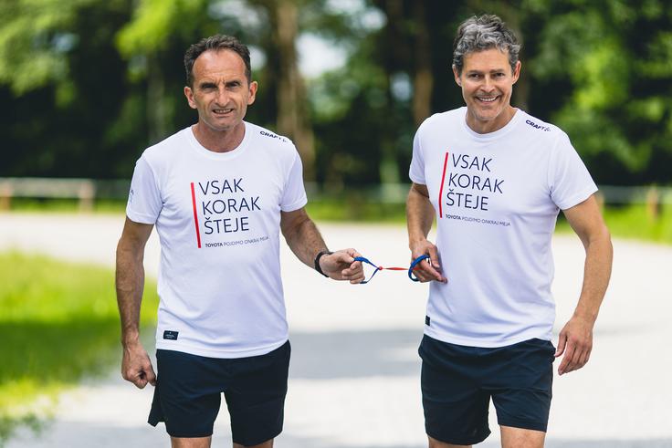 Paratriatlonec Alen Kobilica s spremljevalcem pri teku, Romanom Kejžarjem | Foto: Sportida
