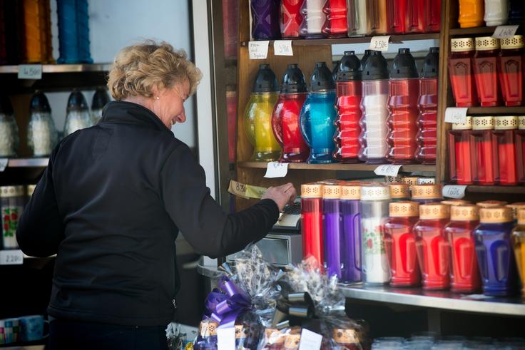 Tradicija kupovanja in prižiganja sveč pri nas je dolga.  | Foto: Bor Slana