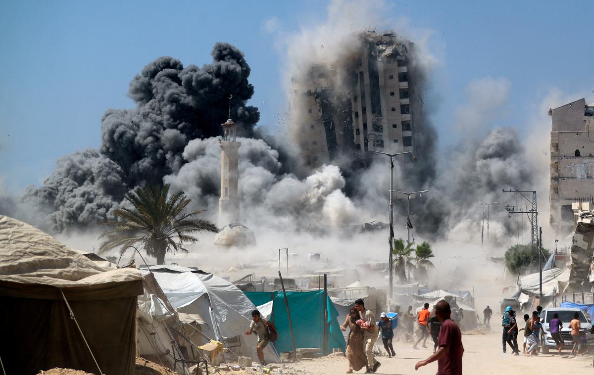 Gaza | Po poročanju katarske televizije Al Jazeera so izraelska letala 12-nadstropno stolpnico Muštaha kmalu po izdaji ukaza o prisilni evakuaciji porušila do tal. | Foto Reuters