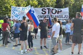 Množica na shodu v Šentjerneju zahtevala ukrepe za reševanje romskih vprašanj