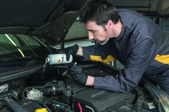 Pooblaščeni servis Renault | Avtomobilski centri so lahko za nujne primere organizirali svoje dežurne ekipe za popravila. Fotografija je simbolična. | Foto Renault