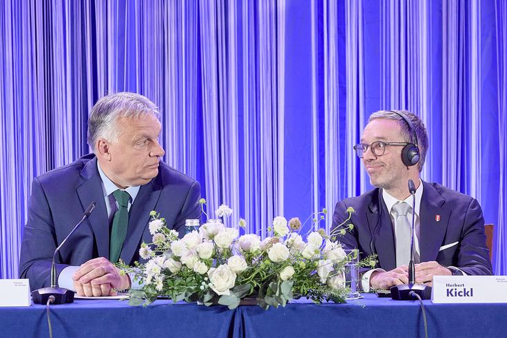 Madžarski premier Viktor Orban se rad fotografira z zemljevidom nekdanje Ogrske pred prvo svetovno vojno, ki vključuje celotne ozemlje Slovaške ter dele Slovenije, Hrvaške, Avstrije, Romunije, Srbije in Ukrajine. Avstrijska svobodnjaška stranka (FPÖ), ki jo vodi Herbert Kickl, pa si na avstrijskem Štajerskem na vse pretege skupaj z Avstrijsko ljudsko stranko (ÖVP) prizadeva, da bi uzakonila neko pesem, katere besedilo znotraj štajerskih mej vključuje tudi dele slovenskega ozemlja oz. slovensko Štajersko. | Foto: Guliverimage
