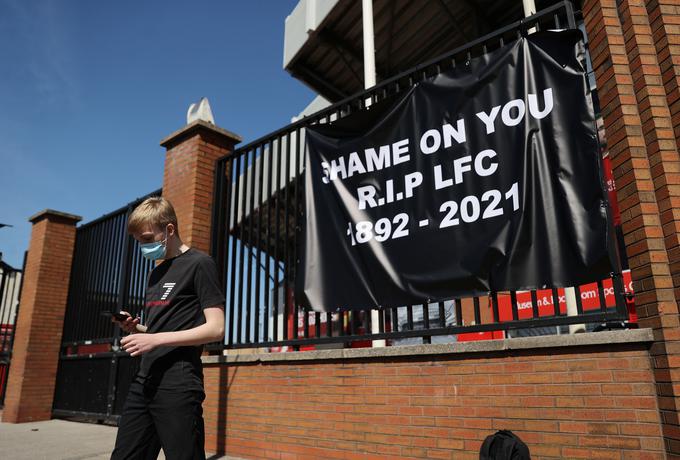Navijači Liverpoola so od sramu po ustanovitvi superlige kar "pokopali" klub. | Foto: Reuters