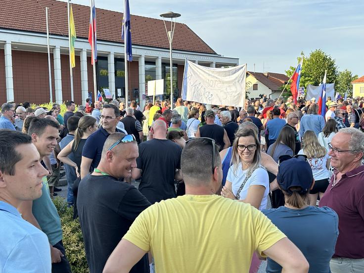 Shod, ki se ga je udeležila množica ljudi iz Šentjerneja in tudi iz drugih občin jugovzhodne Slovenije, je pripravila Ljudska iniciativa Šentjernej, minil pa je brez incidentov. | Foto: STA