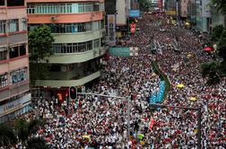 V Hongkongu na ulicah več kot milijon protestnikov