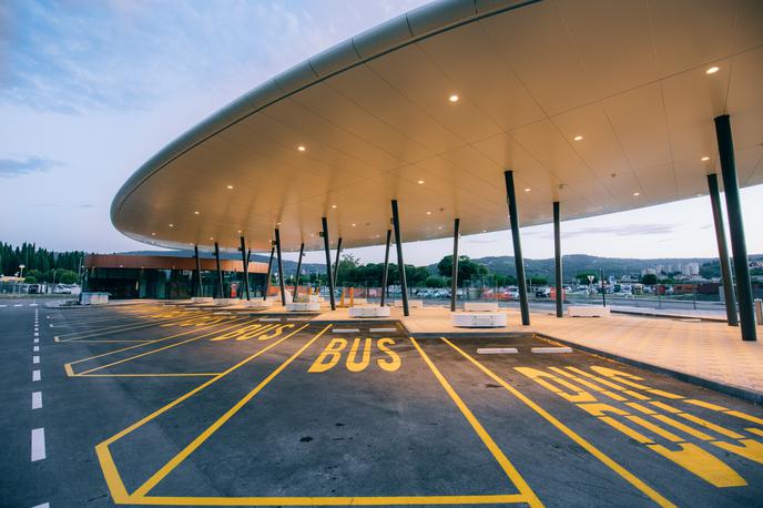 Avtobusna postaja Koper | Na novo avtobusno postajo elipsaste oblike, ki se razteza na 3.600 kvadratnih metrov površine, je umeščenih 14 peronov za avtobuse. | Foto Občina Koper