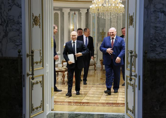 Putin je že v četrtek zvečer ob pristanku v Minsku povedal, da namerava z Lukašenkom med drugim razpravljati tudi o sodelovanju Belorusije v vojaških vajah s taktičnim jedrskim orožjem.  | Foto: Reuters