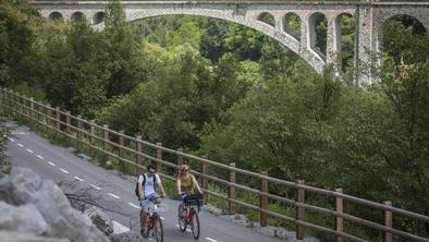 S kolesi in letečo lisico na druženje s smaragdno Sočo #video