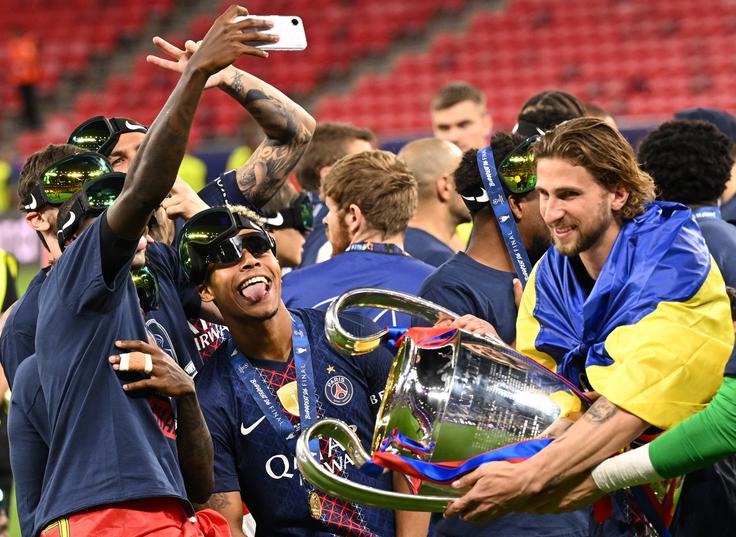 ... in Ukrajinec Ilija Zabarnji po zmagi v finalu lige prvakov nad Arsenalom. | Foto: Reuters