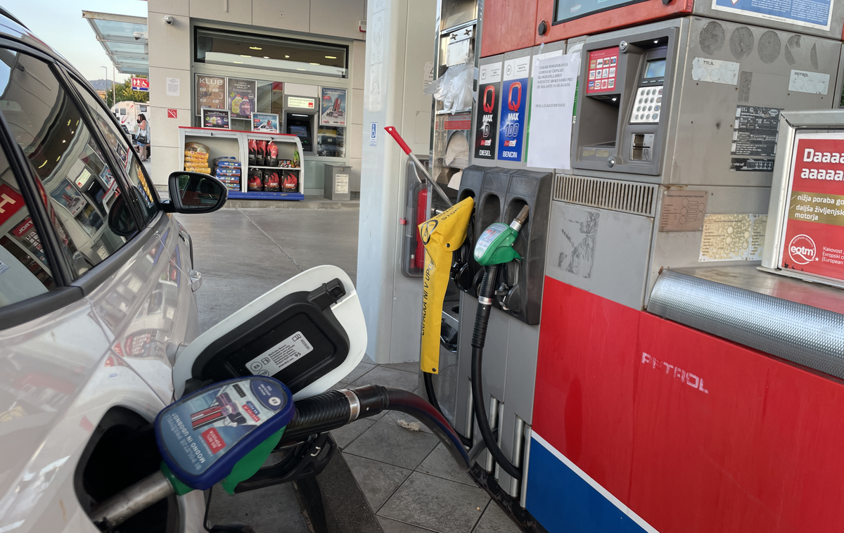 Bencin črpalka dizel | Cene pogonskih goriv na bencinskih servisih ob avtocestah in hitrih cestah trgovci določajo sami. | Foto Gregor Pavšič