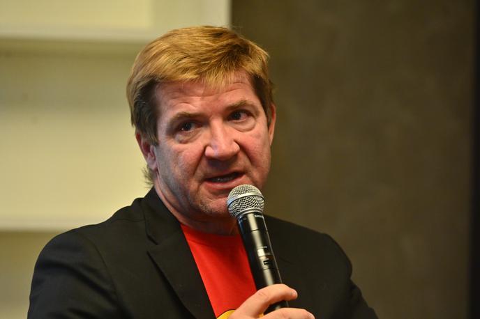 Dejan Turk | "Do nedosegljivosti omrežja je prišlo zaradi nepredvidljive programske napake na naših strežnikih. Iskreno se opravičujem vsakemu uporabniku, ki ga je to prizadelo," se je uporabnikom opravičil predsednik uprave družbe A1 Slovenija Dejan Turk. | Foto STA