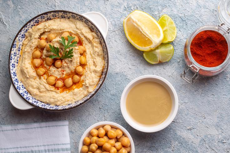 Humus je odlična osnova, ki ji lahko dodate marsikaj po svojem okusu.
 | Foto: Shutterstock