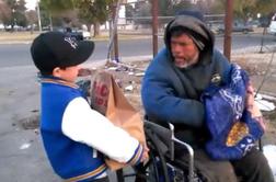 Prvošolec, ki je svoja darila namenil brezdomcem