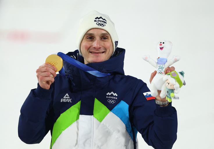 Domen Prevc je z zmago na veliki skakalnici poskrbel že za 12. medaljo v smučarskih skokih na olimpijskih igrah. Le dan pozneje je njegova sestra Nika Prevc priskakala Sloveniji že trinajsto. | Foto: Reuters