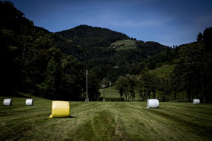 ... danes so zgodbo dopolnili še z nekaj rumenimi balami.  | Foto: Ana Kovač