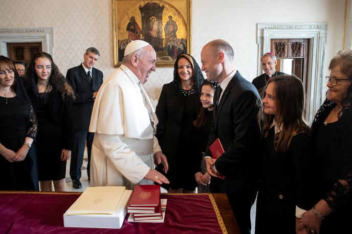Papež Frančišek in Joseph Muscat | Papež Frančišek je kljub kritikam danes sprejel malteškega premierja Josepha Muscata. | Foto Reuters