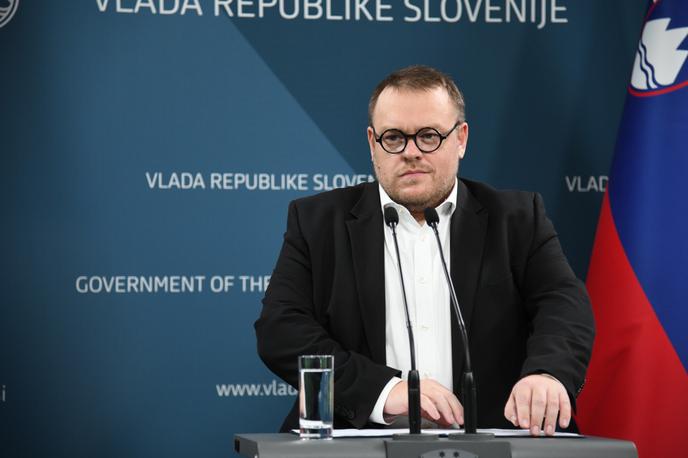 Simon Maljevac, minister | Poudaril je, da prevedba v sistem dolgotrajne oskrbe za stanovalce pomeni nižje položnice bivanja v domu. "Vsi vemo, da po obstoječem sistemu stanovalci plačujejo oskrbo in nastanitev, po novem zakonu o dolgotrajni oskrbi, in ko bodo prevedeni v sistem, pa bodo od 1. 12. na položnici imeli samo strošek namestitve," je spomnil minister Maljevac. | Foto Aleš Osvald/STA