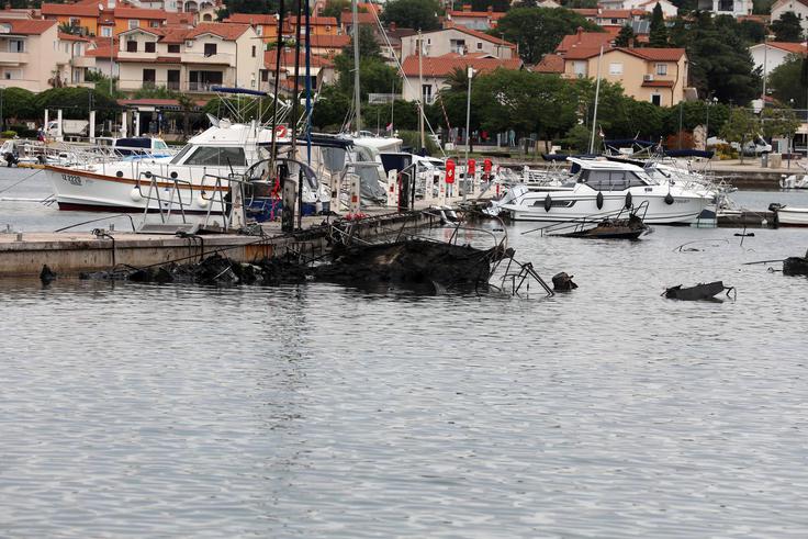 V celoti je zgorelo najmanj 22 čolnov.  | Foto: Grgo Jelavic/Pixsell