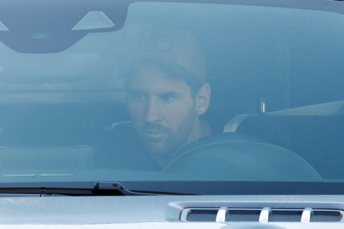 Lionel Messi | Lionela Messija so fotografi ujeli že ob prihodu v trening center Barcelone, kjer se je pojavil okoli 16. ure. | Foto Reuters