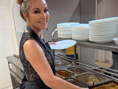 Saša Lendero z novim izzivom: v šoli je razdeljevala hrano