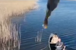 Ukrajinski ribič z ribo zadel ruski dron #video