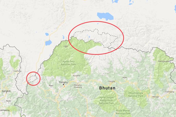 Himalajska država Butan od Kitajske zahteva predajo regije na severu države, ki trenutno spada pod kitajsko pokrajino Tibet in v kateri je med drugim tudi gora Kula Kangri (rdeča puščica), ki bi s predajo ozemlja Butanu postala najvišji vrh v državi. Butan od Kitajske zahteva še manjše ozemlje na zahodu. | Foto: Google Zemljevidi