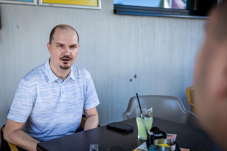"Veliko ljudi, predvsem tisti, ki tudi podpirajo moj način dela kot učitelja, si v resnici želi, da ostanem v šolstvu, saj menijo, da me otroci potrebujejo. Istočasno pa se vsi zavedamo, da bi lahko učitelj z isto izobrazbo, z istimi izkušnjami drugje dobil boljše pogoje, torej tudi boljšo plačo. Jaz sicer nikoli ne govorim o tem, da nisem zadovoljen s plačo." | Foto: Gaja Hanuna
