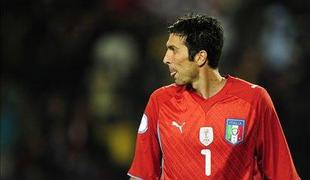Superman Buffon še leti med vratnicama