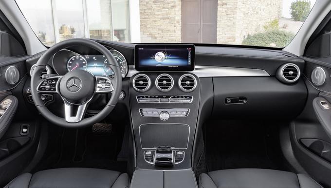 V notranjosti je največja novost večji 12,3-palčni digitalni voznikov zaslon in drsne ploščice na volanskem obroču. | Foto: Mercedes-Benz