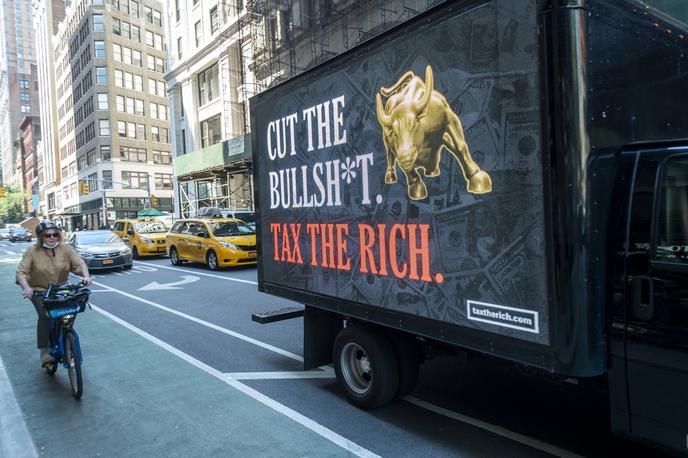 Domoljubni milijonarji | Domoljubni milijonarji zahtevajo višje davke za najbogatejše Američane. Na fotografiji vidimo tovornjak, na katerem je napisan eden od njihovih sloganov. | Foto Guliverimage