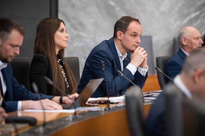 Logar je Goloba vprašal, kaj konkretno bo naredila vlada in ali je Spirit res zahtevala varovalke, ki jih na ministrstvu niso upoštevali.  | Foto: STA