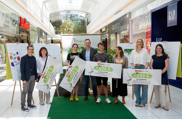 Nagrajeni oblikovalci s svojimi dizajni ter predstavniki SPAR Slovenija in ALUO po razglasitvi zmagovalnih motivov. | Foto: Spar