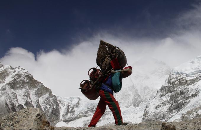 Šerpe opozarjajo, da so gneče v "območju smrti" letos največje tveganje za plezalce. Medtem nepalski urad za turizem vse zanika in večino smrti pripisuje višinski bolezni.  | Foto: Reuters
