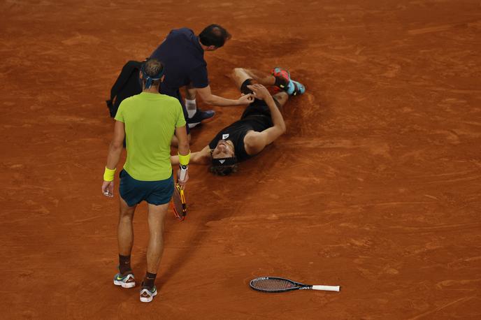 Roland Garros polfinale Zverev Nadal | Alexander Zverev je po poškodbi gležnja predal polfinalni dvoboj z Rafaelom Nadalom. | Foto Reuters