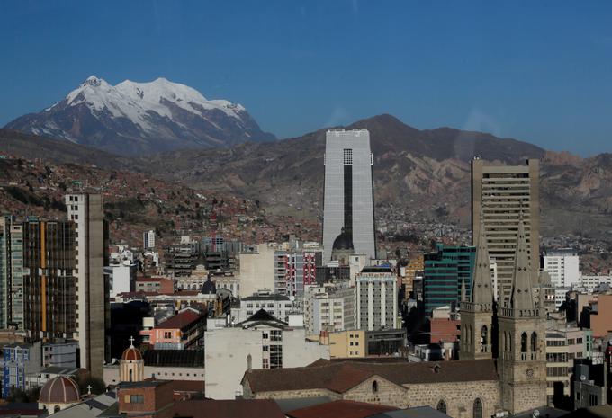 Gora Illimani nad mestom La Paz | Foto: Reuters