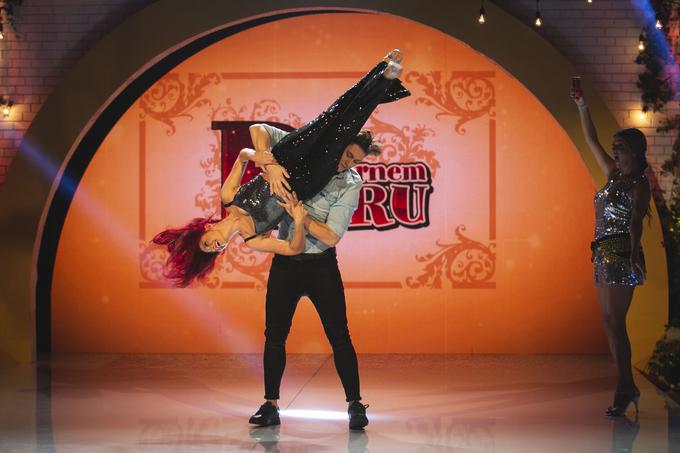 Tanja Žagar in Arnej Ivkovič bosta v oddaji Pri Črnem Petru pokazala tudi nekaj akrobatskih spretnosti. | Foto: Bojan Puhek