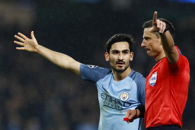Nezadovoljstvo zvezdnika Manchester Cityja Ilkayja Gundogana z odločitvijo 37-letnega Mariborčana | Foto: Reuters