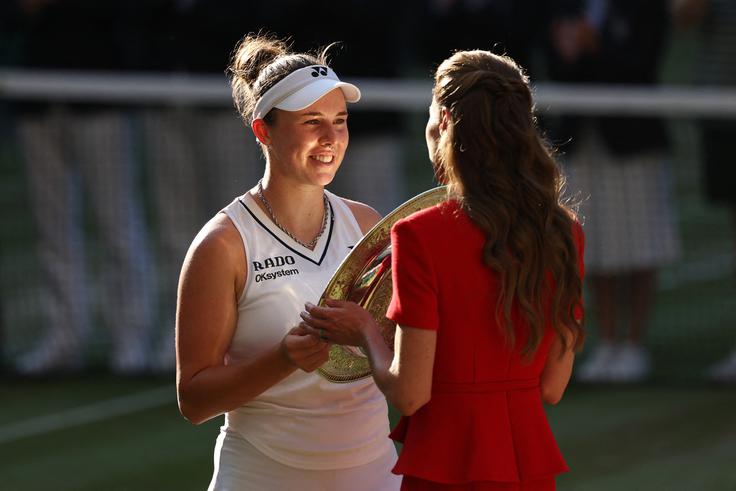 Pokal za zmago je Linda Noskova prejela iz rok valižanske princese Kate Middleton. | Foto: Reuters
