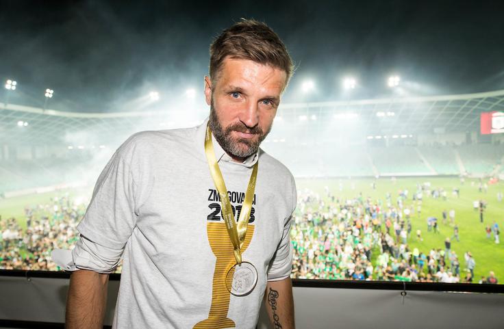 Olimpija je leta 2018 v finalu pokala v Stožicah nadigrala Aluminij s 6:1 in proslavljala dvojno krono. Takrat je bil trener Igor Bišćan. Tudi letos vodi zmaje nekdanji as Liverpoola, to je Španec Albert Riera. | Foto: Vid Ponikvar