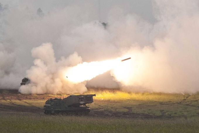 Ukrajina bi rada, da bi ji Američani poslali večcevne raketomete MLRS, s katerimi bi lahko ukrajinska vojska napadla ruske cilje, oddaljene celo 300 kilometrov. | Foto: Guliverimage/Vladimir Fedorenko