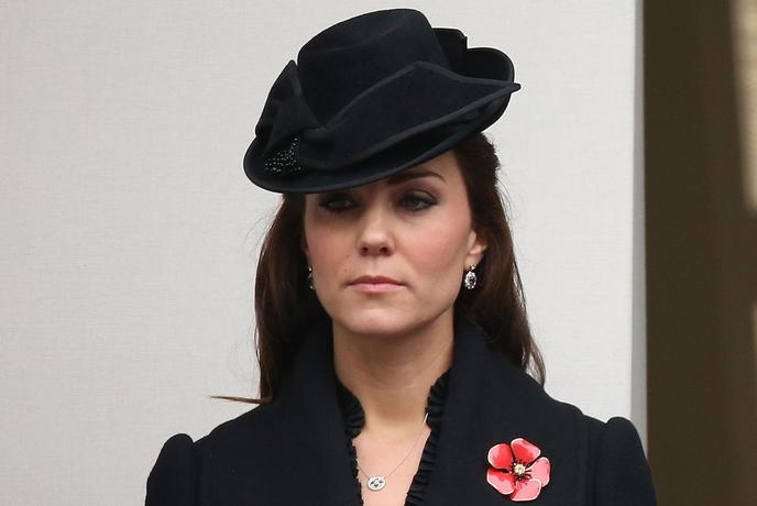 Kate Middleton v črnini in brez nasmeha na obrazu