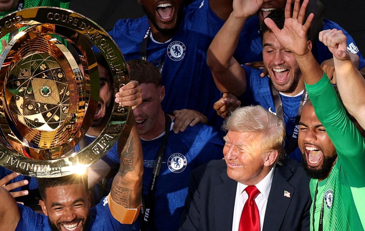 Chelsea Donald Trump | Donald Trump je med proslavljanjem ostal sredi odra, obkrožen z nogometaši Chelseaja, kar je bilo vse prej kot v skladu s strogim varnostnim protokolom. | Foto Reuters