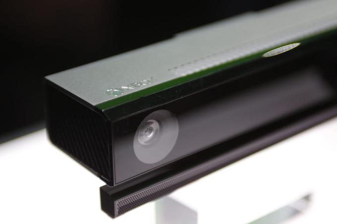 Prva potrošniška naprava, v kateri se je v vidnejši vlogi znašla kamera ToF, je bil leta 2013 Xbox Kinect, dodatek za takrat povsem svežo Microsoftovo igralno konzolo Xbox One. Kinect je zaznaval uporabnikove gibe in mu omogočil, da je s kriljenjem z rokami in poskakovanjem upravljal dogajanje na televizijskem zaslonu. | Foto: Reuters