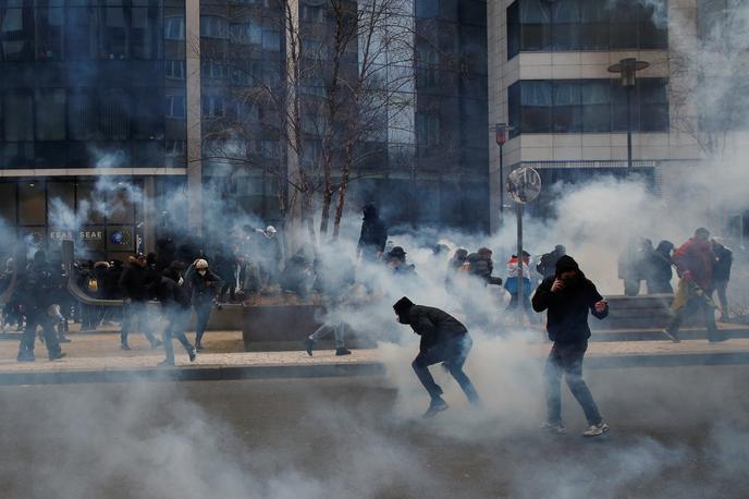 Protestniki v Bruslju | Naraščajoče cene povečujejo tveganje za socialne nemire, kompromisi na področju fiskalne politike pa postajajo vse težji, opozarja IMF.  | Foto Reuters